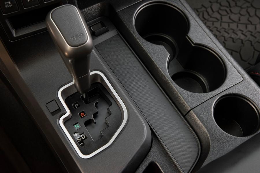 Детали интерьера Toyota Sequoia TRD Pro 2019 года  (фото 16 из 42)